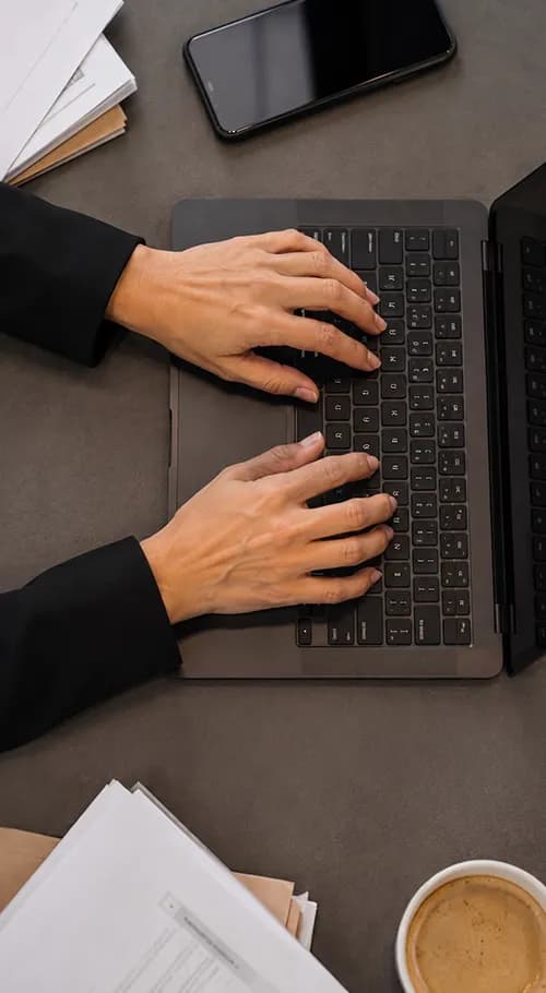 Personal de oficina utilizando software adaptado a VERI*FACTU